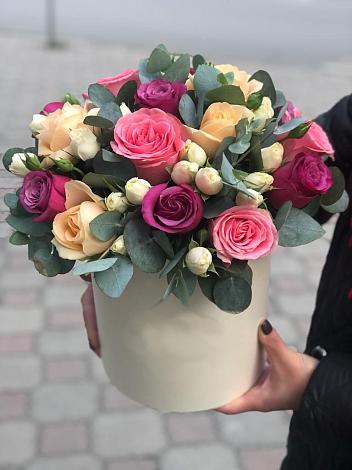 Цветочная композиция из Розы в шляпной коробке в Байкальске